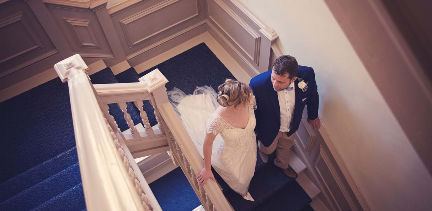 nojs Bride and groom on staircase