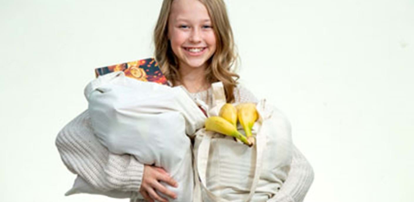 nojs A young girl holding some shopping bags