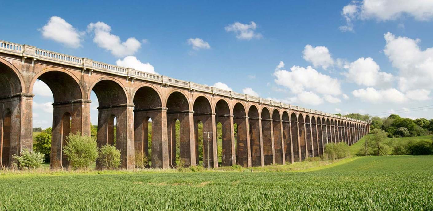 nojs Railway viaduct arches across a green field