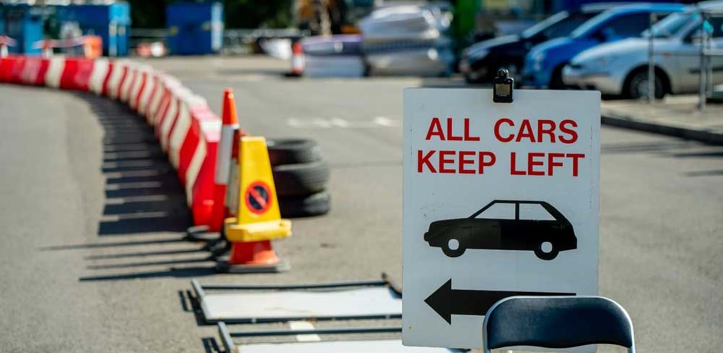 nojs Sign showing all cars keep left