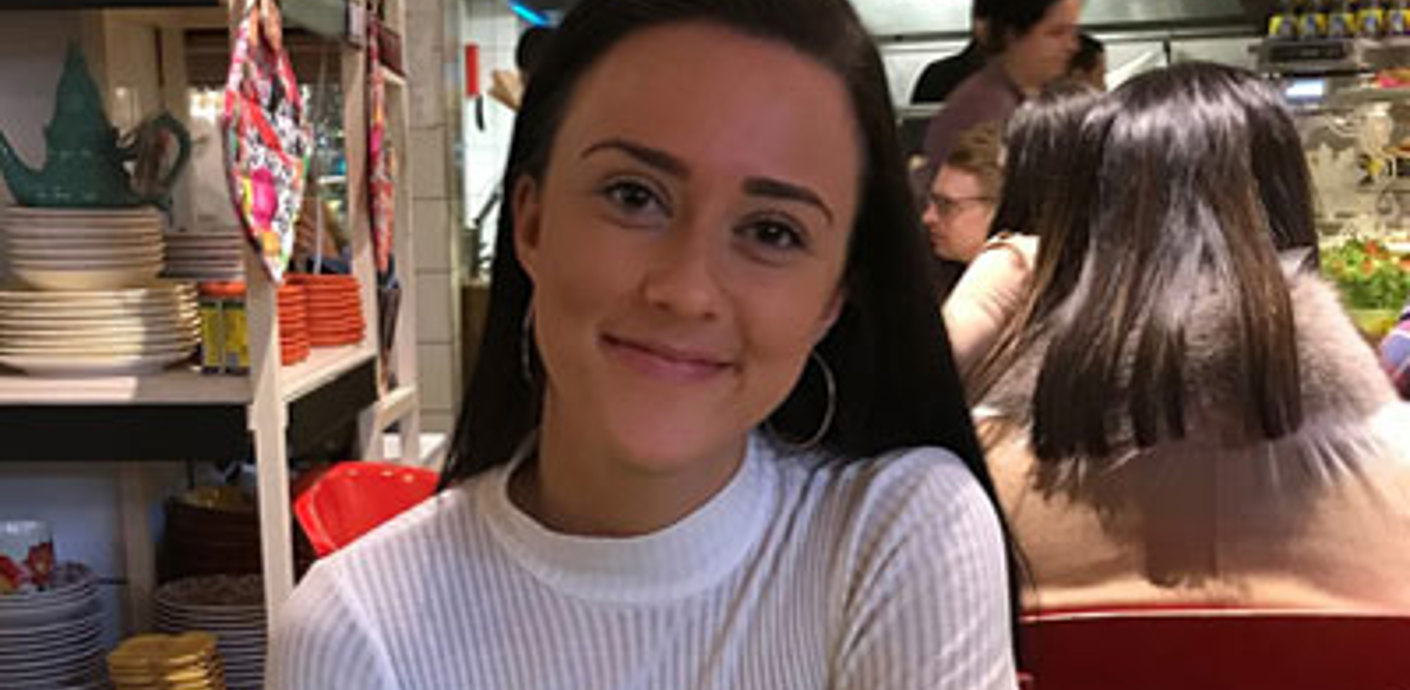 nojs grace sitting in a restaurant