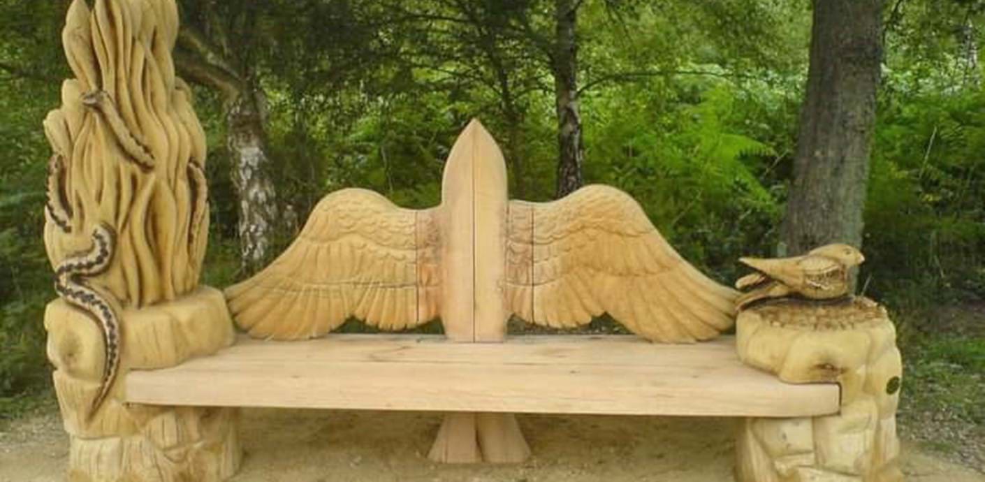 nojs Sculpture bench in meadow