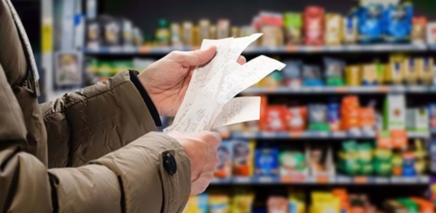 nojs Person in grocery shop with multiple receipts in hand