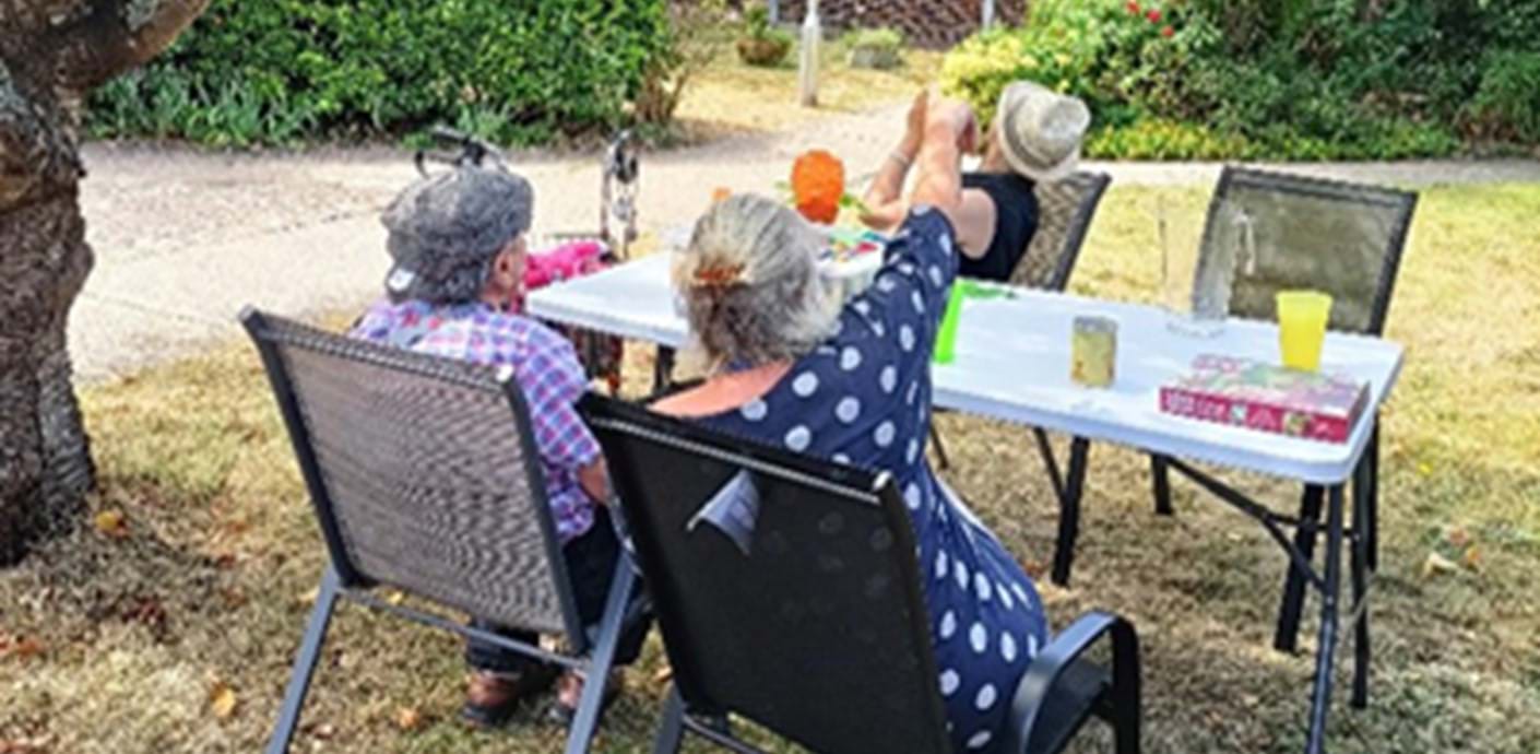 nojs People sitting at a garden table