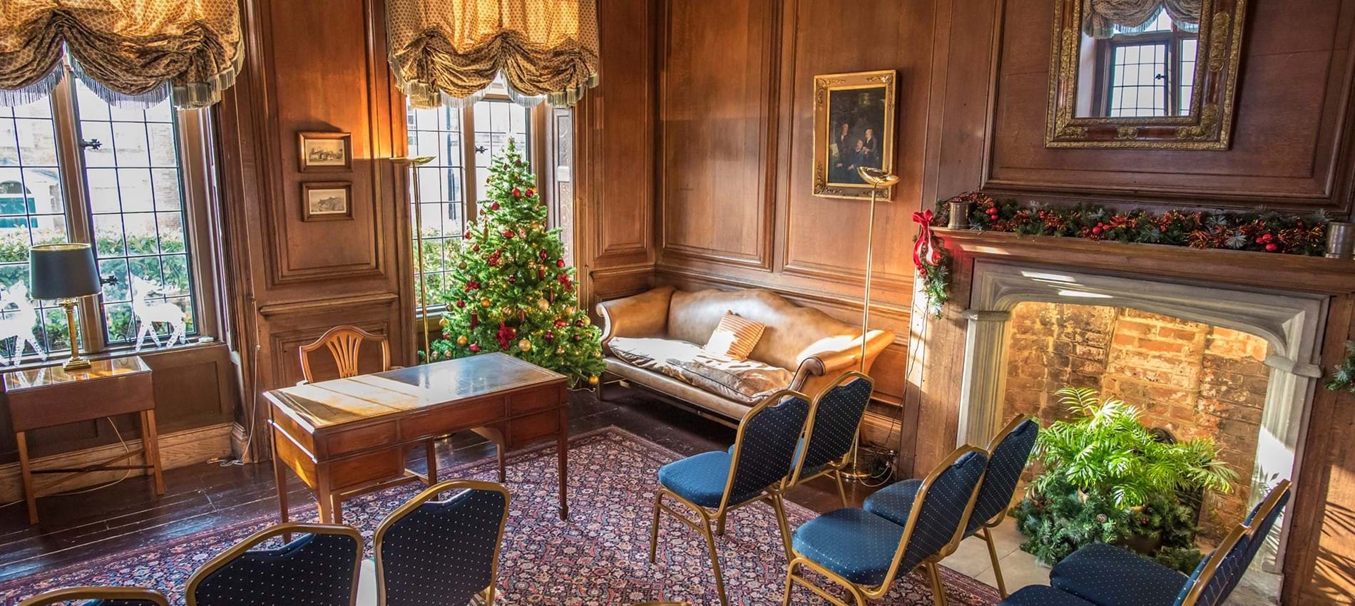 nojs The Warnham Room at Edes House with Christmas decorations
