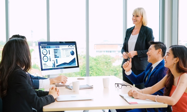 4 people looking at a screen