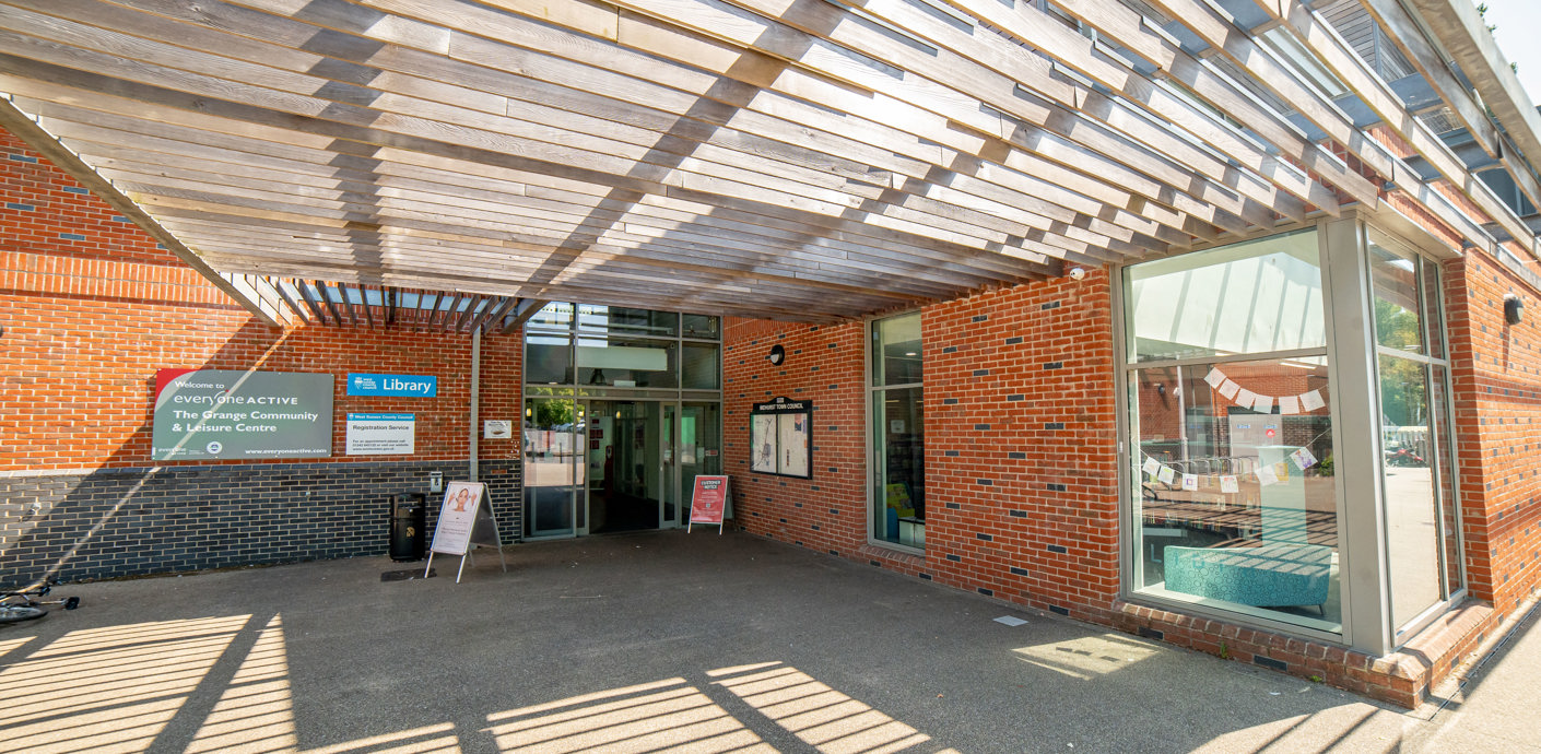 nojs Photo of the outside of Midhurst Library