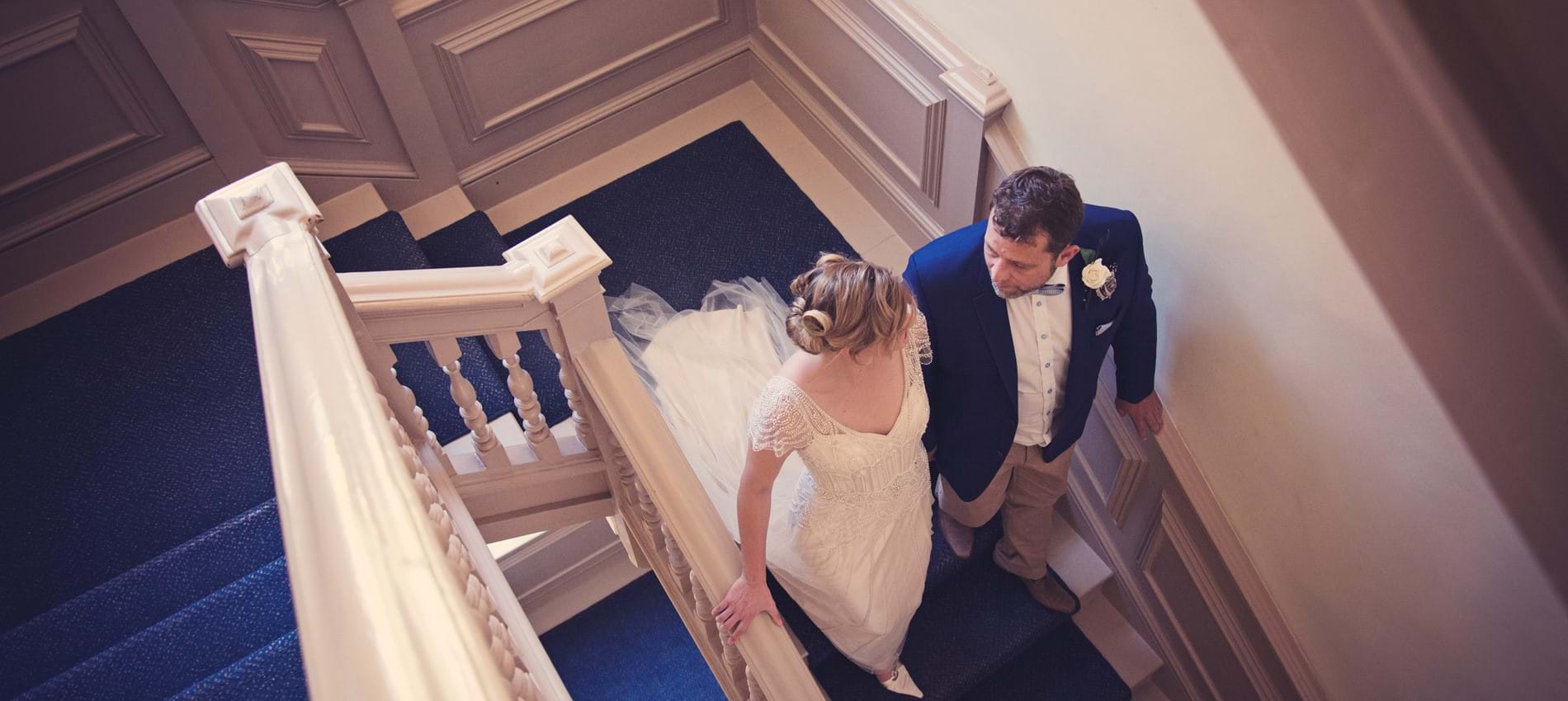 nojs Bride and groom on staircase