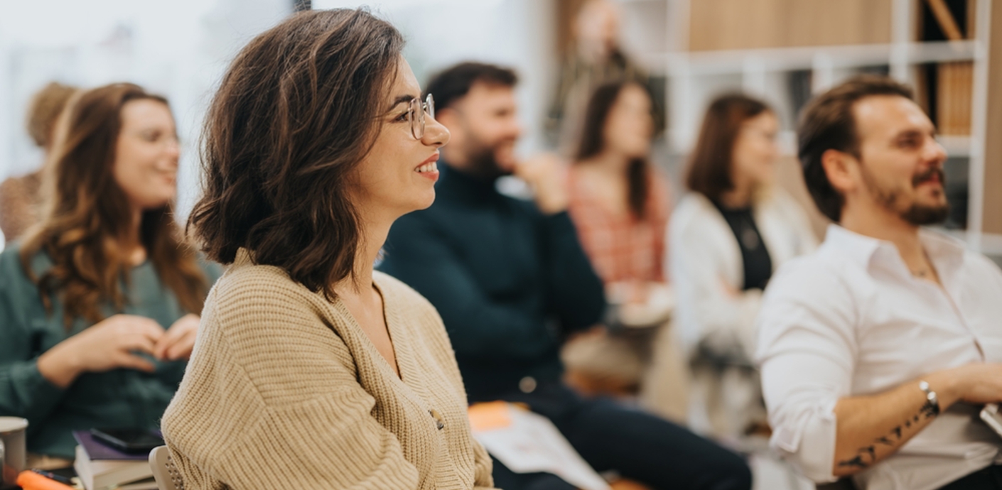nojs People sitting in a training environment