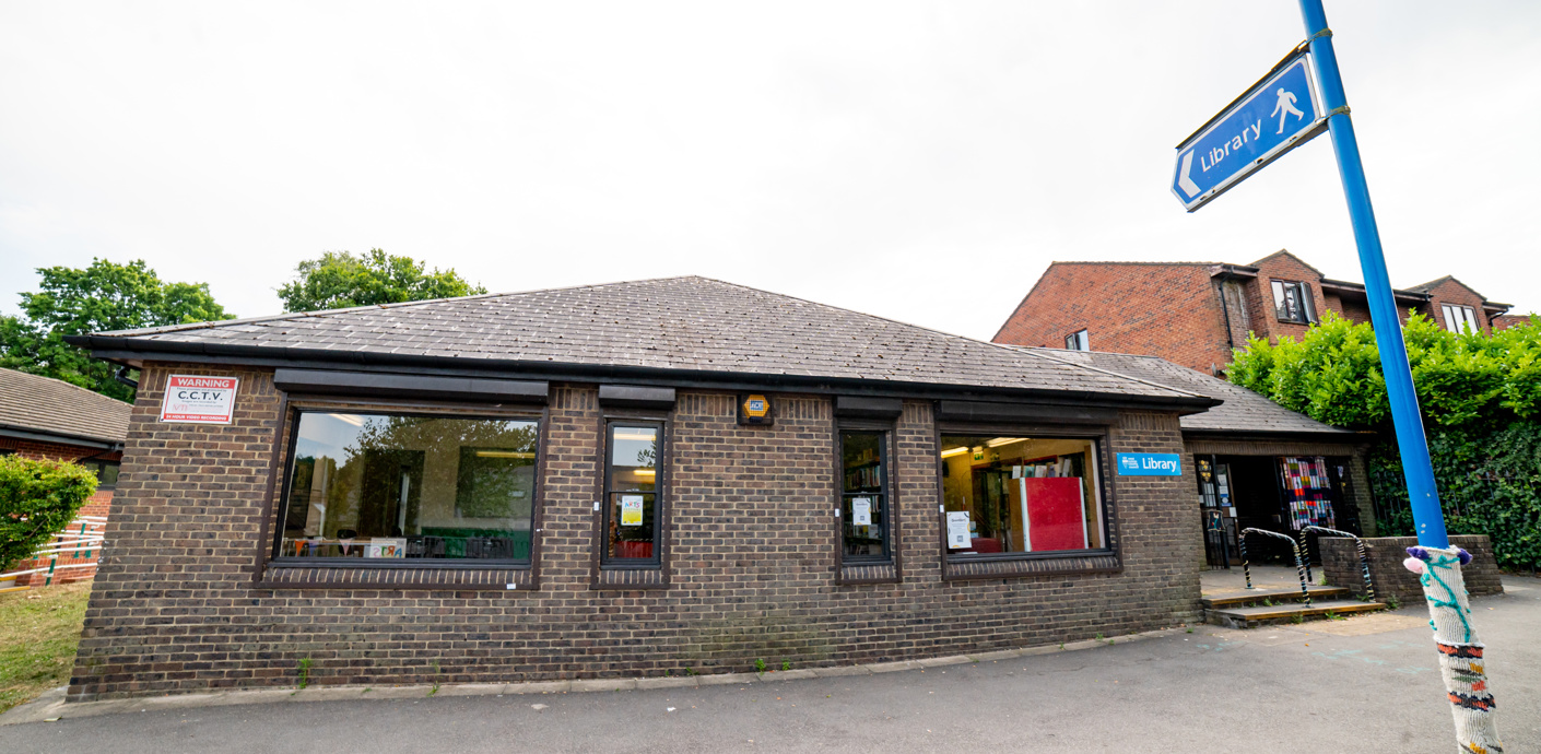 nojs Photo of the outside of Broadfield Library