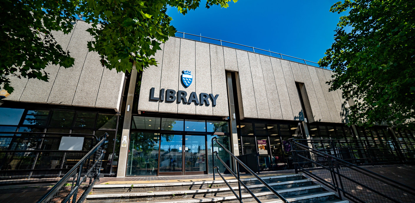 nojs Photo of the outside of Worthing Library
