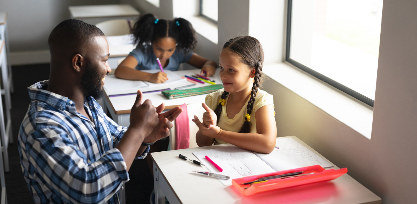 nojs Teacher with two pupils