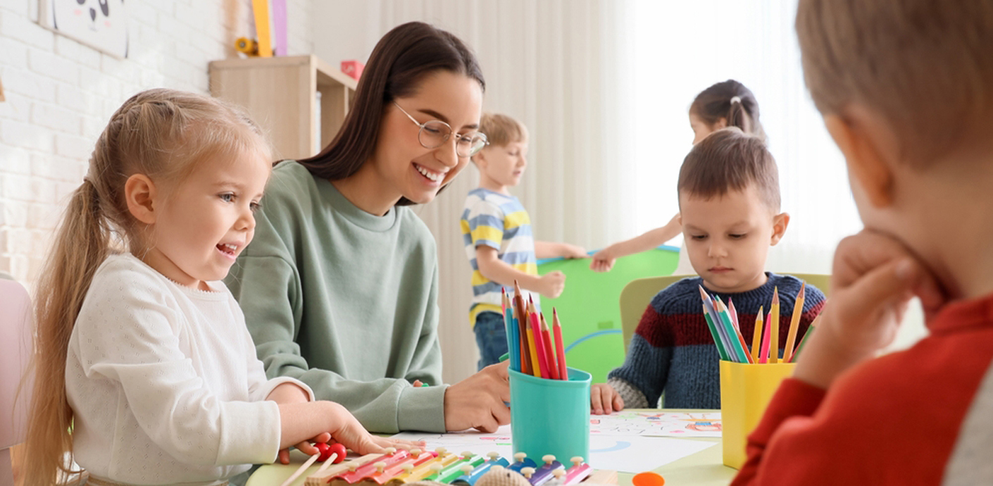 nojs Teacher with young children