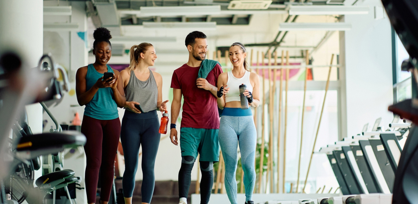 nojs Three young woman and a man wearing gym attire in a gym.